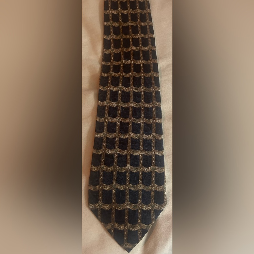 Men’s tie by Claiborne. EUC